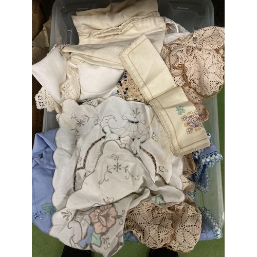 1032 - A LARGE QUANTITY OF VINTAGE LINEN AND COTTON, ETC TO INCLUDE COASTERS, TABLE CLOTHS, NAPKINS, ETC