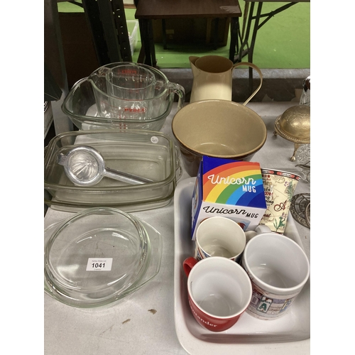 1041 - A QUANTITY OF KITCHEN ITEMS TO INCLUDE PYREX OVEN DISHES, JUGS, MUGS, ETC