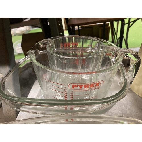 1041 - A QUANTITY OF KITCHEN ITEMS TO INCLUDE PYREX OVEN DISHES, JUGS, MUGS, ETC