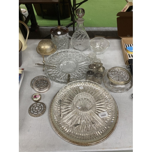 1042 - A QUANTITY OF VINTAGE GLASSWARE TO INCLUDE A DECANTER, ICE BUCKET, SERVING PLATTERS, ROSE BOWL, CRUE... 