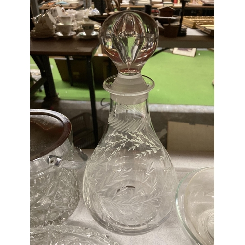 1042 - A QUANTITY OF VINTAGE GLASSWARE TO INCLUDE A DECANTER, ICE BUCKET, SERVING PLATTERS, ROSE BOWL, CRUE... 