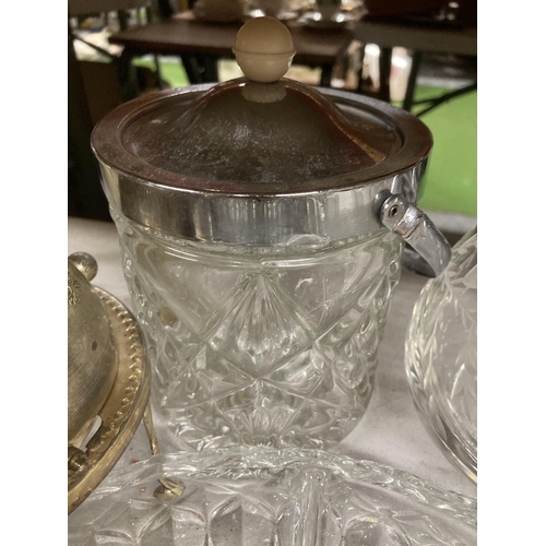 1042 - A QUANTITY OF VINTAGE GLASSWARE TO INCLUDE A DECANTER, ICE BUCKET, SERVING PLATTERS, ROSE BOWL, CRUE... 