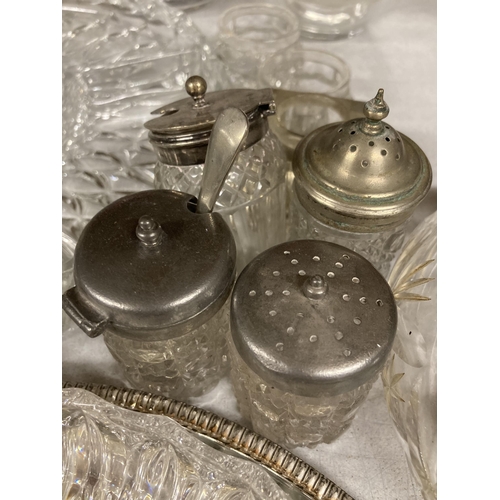 1042 - A QUANTITY OF VINTAGE GLASSWARE TO INCLUDE A DECANTER, ICE BUCKET, SERVING PLATTERS, ROSE BOWL, CRUE... 