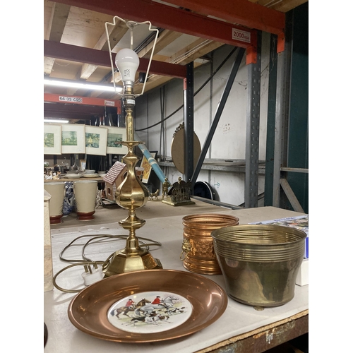 1049 - A LARGE BRASS TABLE LAMP, PLANTERS AND A COPPER PLATE WITH CERAMIC HUNTING SCENE