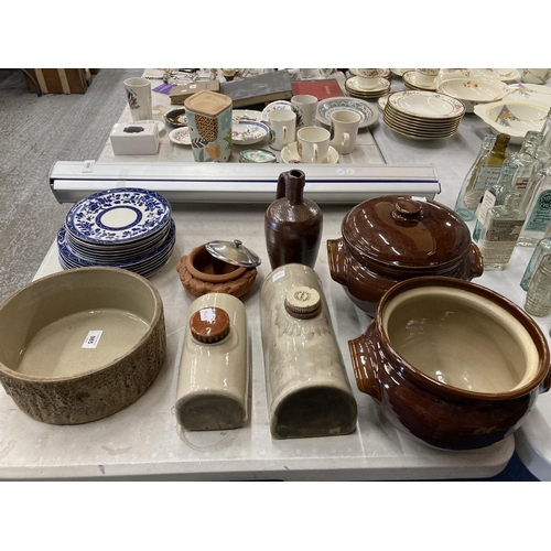 985 - A QUANTITY OF STONEWARE TO INCLUDEHOT WATER BOTTLES, CASSEROLE DISHES, ETC