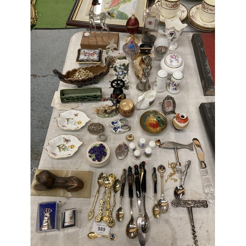 989 - A LARGE MIXED LOT TO INCLUDE COLLECTABLE SPOONS, A WADE VIKING SHIP, TRINKET POTS, SCENT BOTTLE, THI... 