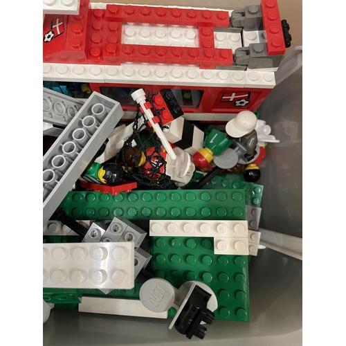 485 - A LEGO FOOTBALL SET, INCLUDING TEAM BUS, PLAYERS, PITCH ETC