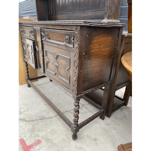 2921 - AN EARLY 20TH CENTURY OAK JACOBEAN STYLE DRESSER ON BARLEYTWIST FRONTLEGS, COMPLETE WITH PLATE RACK,... 