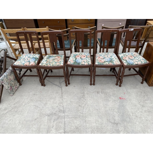 2925 - A SET OF FIVE MID 20TH CENTURY DINING CHAIRS ON TURNED FRONT LEGS