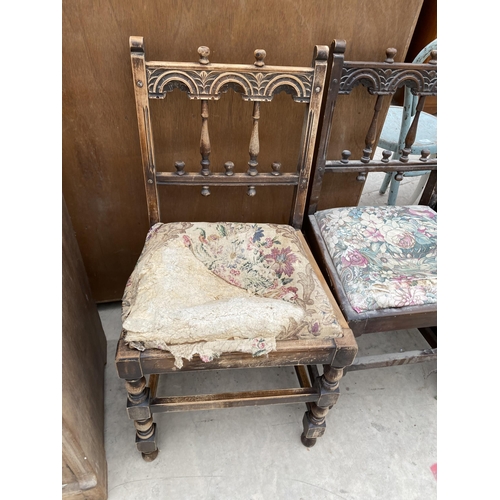 2925 - A SET OF FIVE MID 20TH CENTURY DINING CHAIRS ON TURNED FRONT LEGS