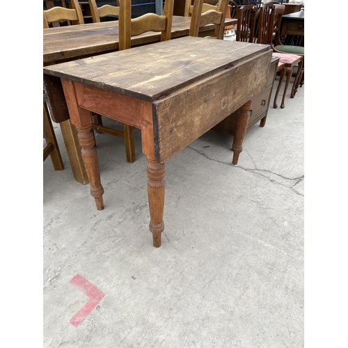 2935 - A SCRUB TOP DROP-LEAF KITCHEN TABLE, 41.5X38.5 OPENED, ON TURNED LEGS WITH SINGLE DRAWER