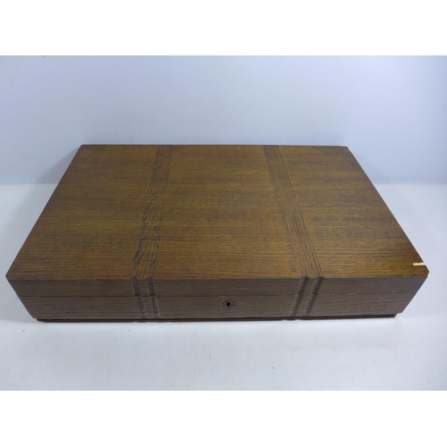 313 - AN OAK BOX WITH FITTED INTERIOR TO TAKE A PAIR OF REVOLVERS/PISTOLS, HAMMER TO END OF BARREL 30CM, S... 