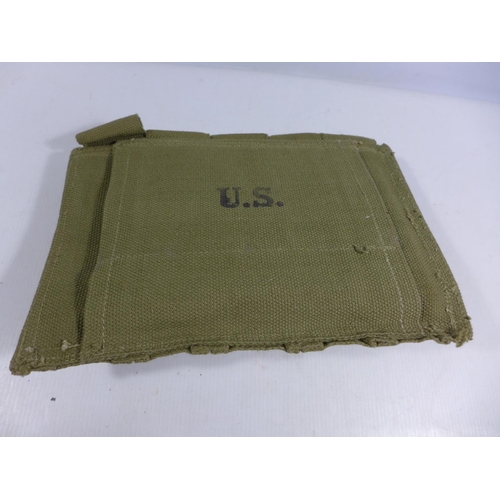 320 - AN UNITED STATES MID 20TH CENTURY MILITARY CANVAS MAGAZINE POUCH WITH FOUR MAGAZINES WITH TEN DEACTI... 