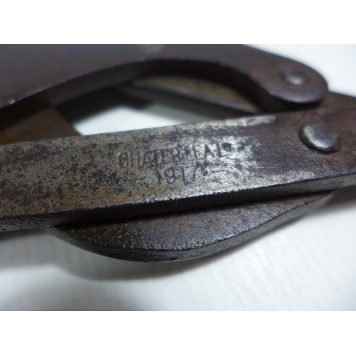 321 - A PAIR OF WORLD WAR I CHATERLEA LTD FOLDING WIRE CUTTERS DATED 1917, LENGTH FOLDED 25CM, UNFOLDED 34... 