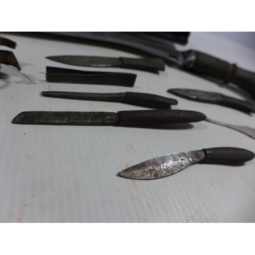 322 - A MID 20TH CENTURY NEPALESE KUKRI KNIFE AND SCABBARD, 32CM BLADE TOGETHER WITH ASSORTED TOOLS