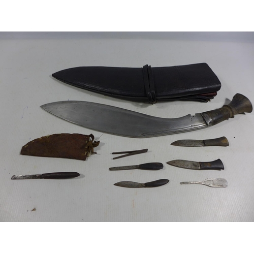 322 - A MID 20TH CENTURY NEPALESE KUKRI KNIFE AND SCABBARD, 32CM BLADE TOGETHER WITH ASSORTED TOOLS