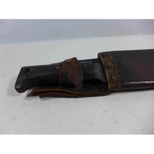 325 - A WORLD WAR II MILITARY MACHETTE AND SCABBARD DATED 1940, 37CM BLADE