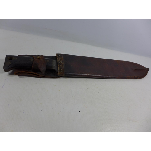 325 - A WORLD WAR II MILITARY MACHETTE AND SCABBARD DATED 1940, 37CM BLADE