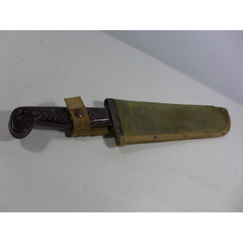 326 - A MID 20TH CENTURY MILITARY MACHETTE AND SCABBARD, 37CM BLADE