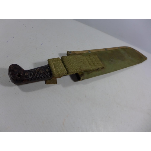 326 - A MID 20TH CENTURY MILITARY MACHETTE AND SCABBARD, 37CM BLADE