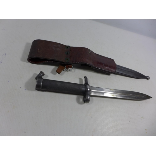 327 - A MID 20TH CENTURY SWEDISH 1896 BAYONET AND SCABBARD, 21CM BLADE WITH FLAT SPRING TRAINING CLIP