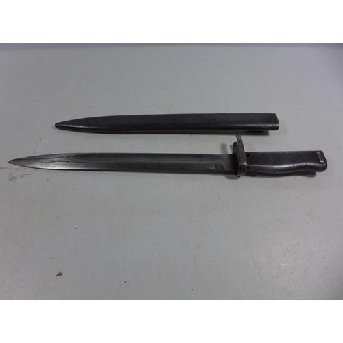 330 - AN IMPERIAL GERMAN WORLD WAR I ERSATZ BAYONET AND SCABBARD, 31CM BLADE