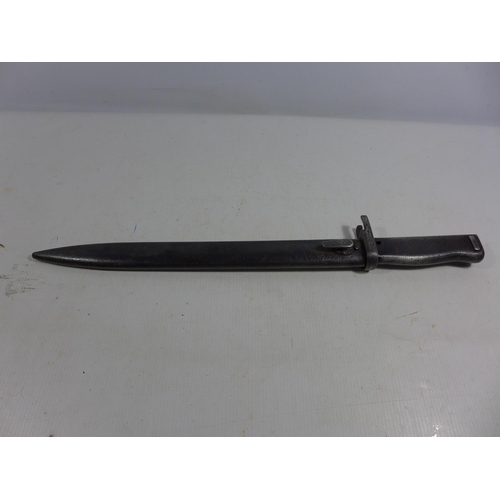 330 - AN IMPERIAL GERMAN WORLD WAR I ERSATZ BAYONET AND SCABBARD, 31CM BLADE