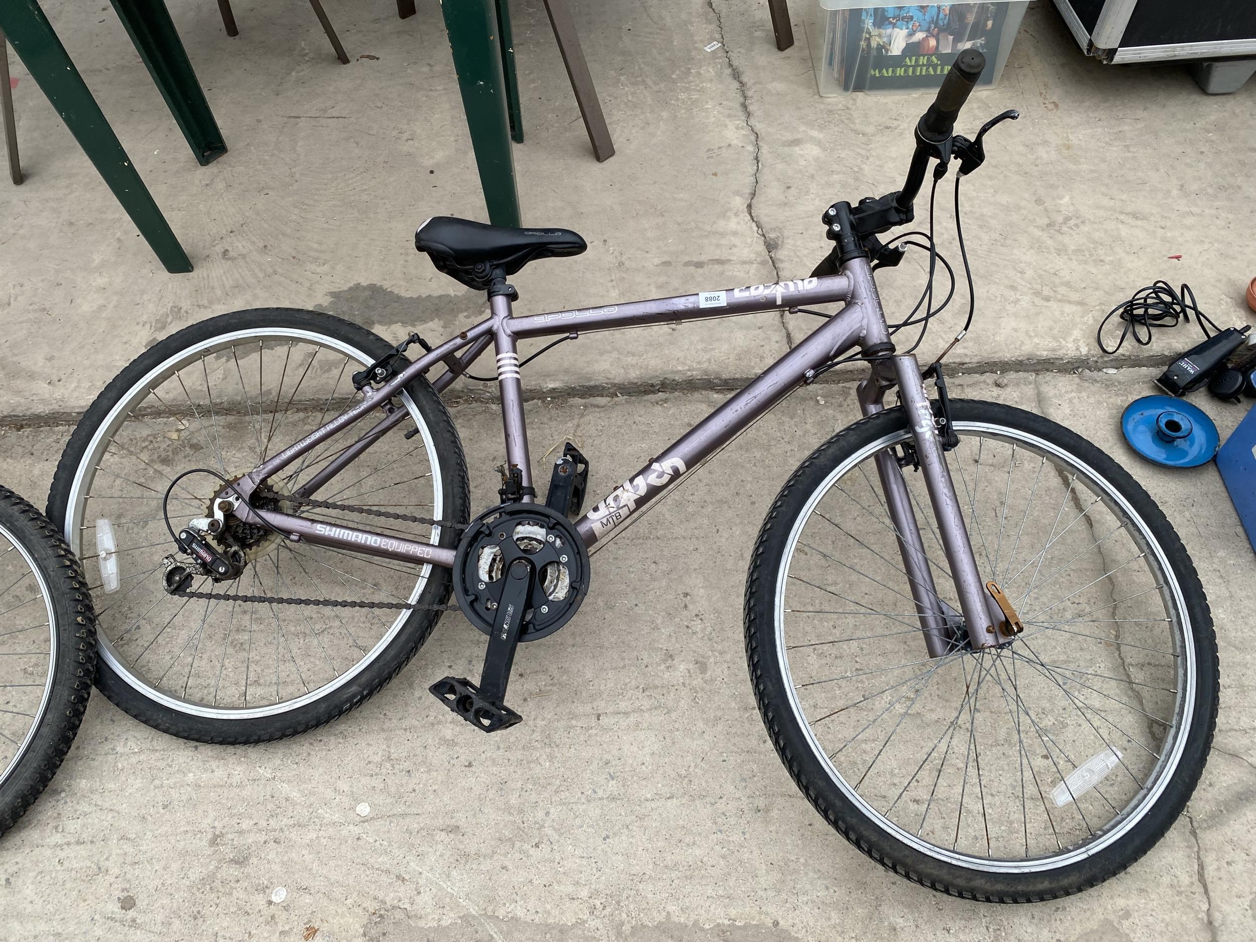 AN APOLLO COSMO GENTS BIKE WITH 18 SPEED SHIMANO GEAR SYSTEM