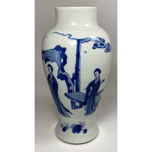 301 - A CHINESE KANGXI PERIOD (1661-1722) BLUE AND WHITE PORCELAIN BALUSTER FORM VASE DEPICTING FIGURES IN... 