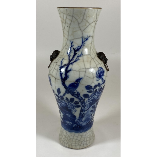 304 - AN EARLY 20TH CENTURY CHINESE BLUE AND WHITE CRACKLE GLAZE VASE WITH SEAL MARK TO BASE, HEIGHT 25CM