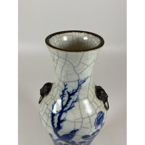 304 - AN EARLY 20TH CENTURY CHINESE BLUE AND WHITE CRACKLE GLAZE VASE WITH SEAL MARK TO BASE, HEIGHT 25CM