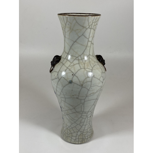 304 - AN EARLY 20TH CENTURY CHINESE BLUE AND WHITE CRACKLE GLAZE VASE WITH SEAL MARK TO BASE, HEIGHT 25CM