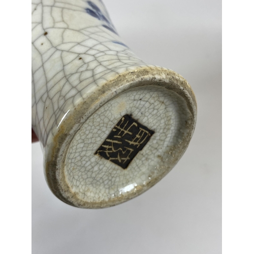 304 - AN EARLY 20TH CENTURY CHINESE BLUE AND WHITE CRACKLE GLAZE VASE WITH SEAL MARK TO BASE, HEIGHT 25CM