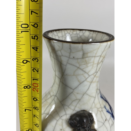 304 - AN EARLY 20TH CENTURY CHINESE BLUE AND WHITE CRACKLE GLAZE VASE WITH SEAL MARK TO BASE, HEIGHT 25CM