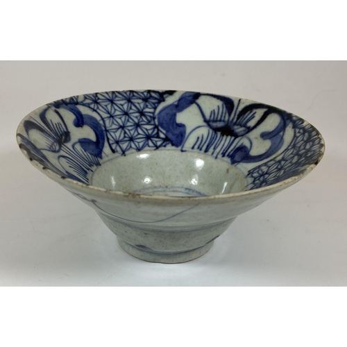 310 - A 19TH CENTURY CHINESE QING BLUE AND WHITE PORCELAIN FOOTED BOWL, DIAMETER 15.5CM