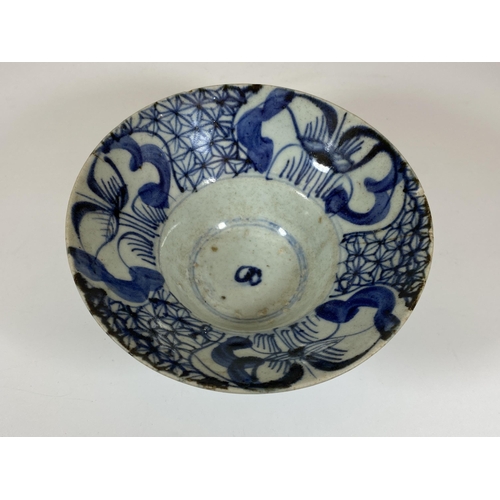 310 - A 19TH CENTURY CHINESE QING BLUE AND WHITE PORCELAIN FOOTED BOWL, DIAMETER 15.5CM