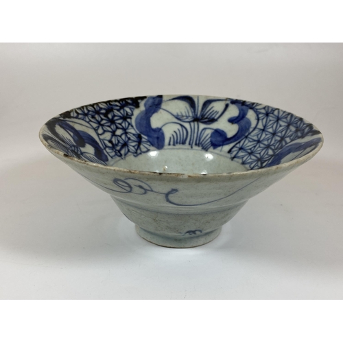 310 - A 19TH CENTURY CHINESE QING BLUE AND WHITE PORCELAIN FOOTED BOWL, DIAMETER 15.5CM