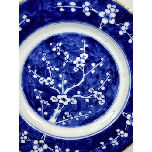 313 - A CHINESE BLUE AND WHITE PRUNUS BLOSSOM PLATE, DIAMETER 20CM