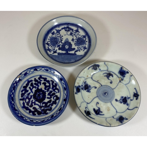 314 - A GROUP OF THREE 19TH CENTURY AND LATER CHINESE BLUE AND WHITE DISHES, DIAMETER 15CM