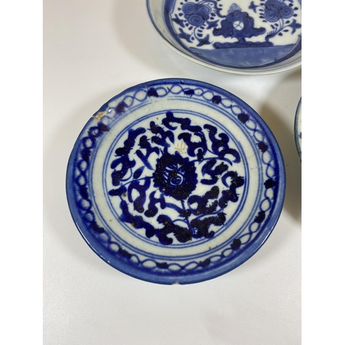 314 - A GROUP OF THREE 19TH CENTURY AND LATER CHINESE BLUE AND WHITE DISHES, DIAMETER 15CM