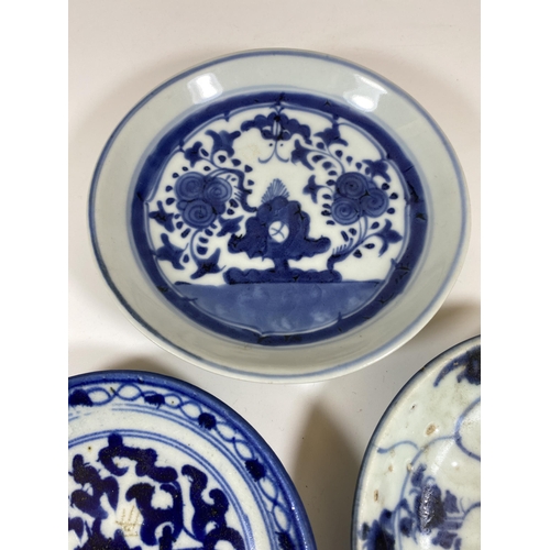 314 - A GROUP OF THREE 19TH CENTURY AND LATER CHINESE BLUE AND WHITE DISHES, DIAMETER 15CM