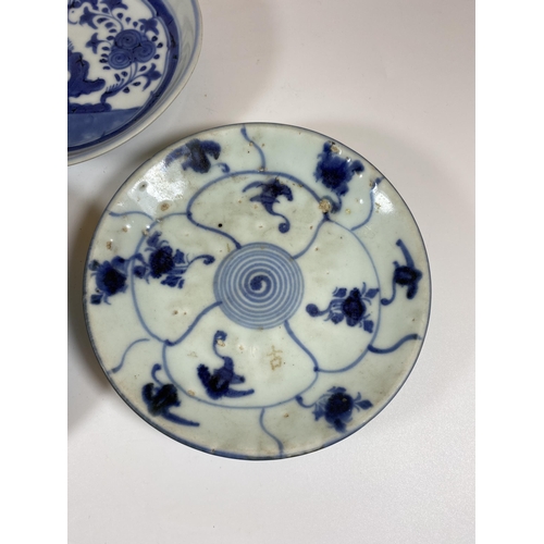 314 - A GROUP OF THREE 19TH CENTURY AND LATER CHINESE BLUE AND WHITE DISHES, DIAMETER 15CM