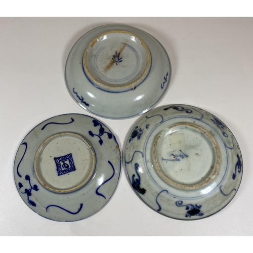 314 - A GROUP OF THREE 19TH CENTURY AND LATER CHINESE BLUE AND WHITE DISHES, DIAMETER 15CM