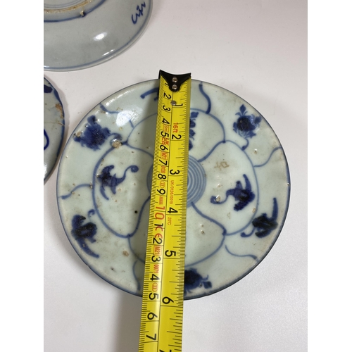 314 - A GROUP OF THREE 19TH CENTURY AND LATER CHINESE BLUE AND WHITE DISHES, DIAMETER 15CM