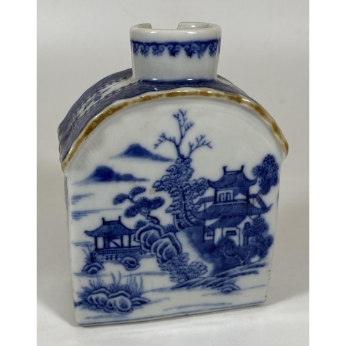 315 - A 19TH CENTURY QING CHINESE BLUE AND WHITE TEA CADDY, HEIGHT 11CM