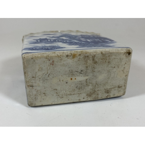 315 - A 19TH CENTURY QING CHINESE BLUE AND WHITE TEA CADDY, HEIGHT 11CM