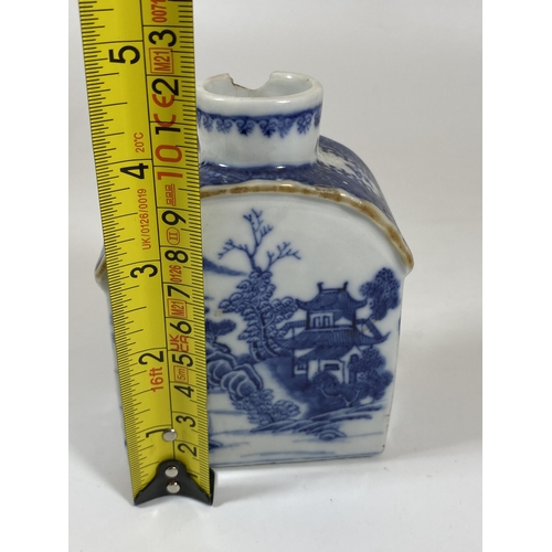 315 - A 19TH CENTURY QING CHINESE BLUE AND WHITE TEA CADDY, HEIGHT 11CM