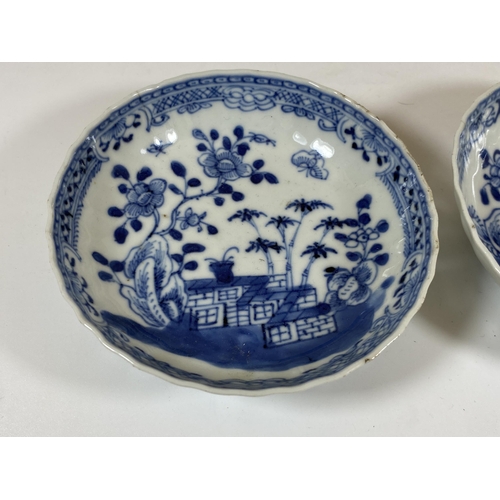 316 - A PAIR OF 19TH CENTURY QING CHINESE BLUE AND WHITE DISHES, DIAMETER 12CM