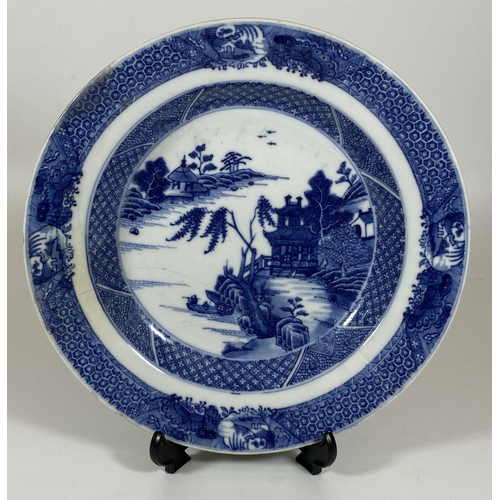 317 - A 19TH CENTURY CHINESE BLUE AND WHITE PORCELAIN DISH, DIAMETER 22CM