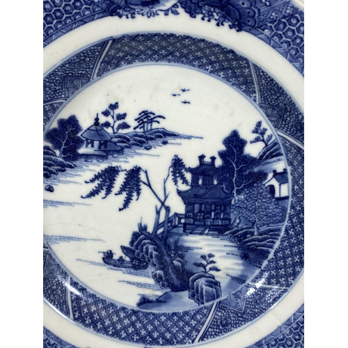 317 - A 19TH CENTURY CHINESE BLUE AND WHITE PORCELAIN DISH, DIAMETER 22CM